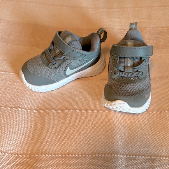 Nike Revolution sneakers size 5c - Picture 1 of 7